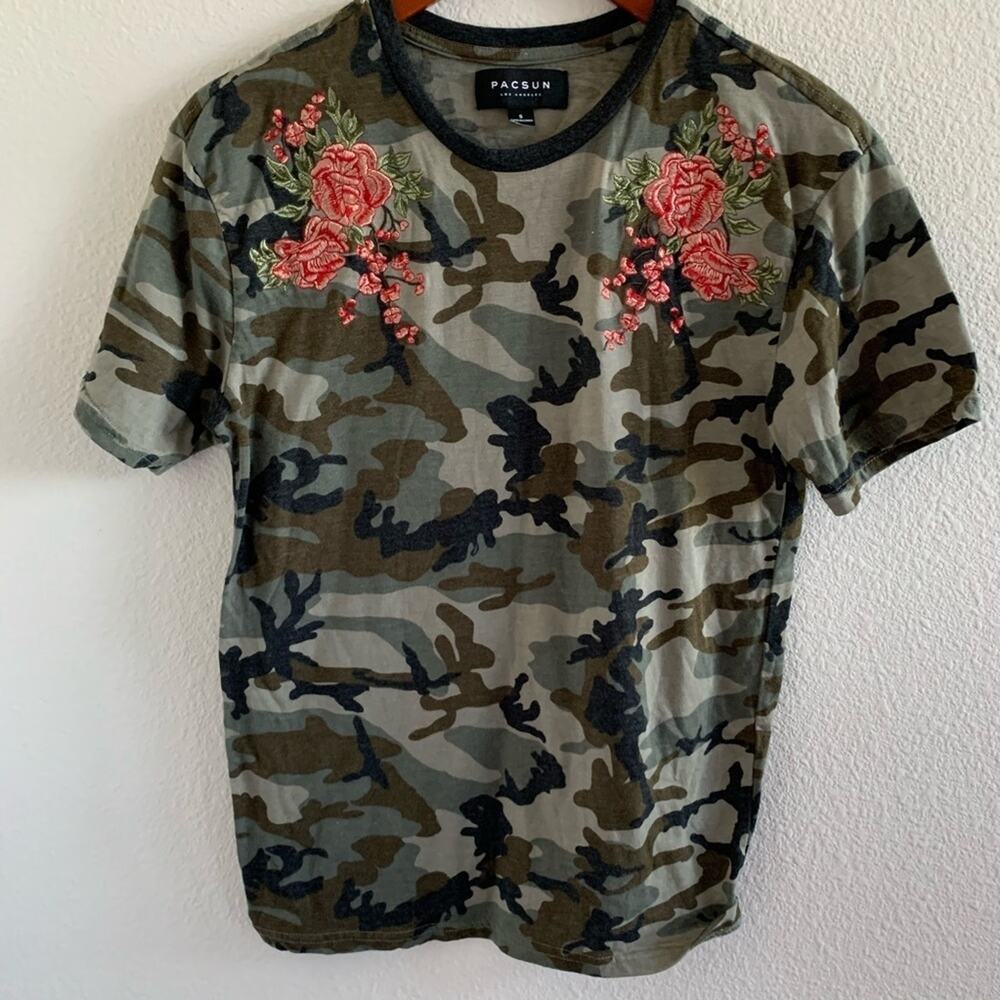 PACSUN Camo with Rose Embroidery T-Shirt Ringer Tee Small
